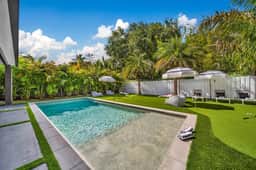 Private Midtown Villa with Pool | BBQ Grill | Golf