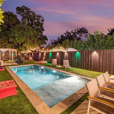 Wynwood Retreat with Two Pools, BBQ, Sleeps 16