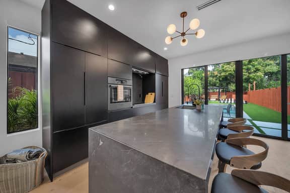 Wynwood Retreat with Two Pools, BBQ, Sleeps 16