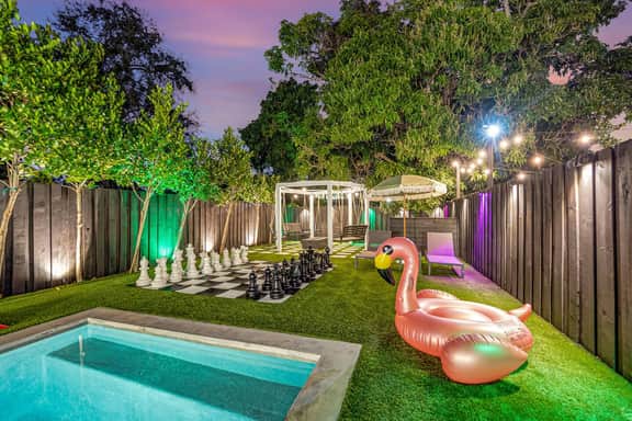 Wynwood Retreat with Two Pools, BBQ, Sleeps 16