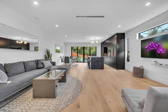 Wynwood Retreat with Two Pools, BBQ