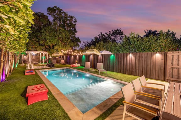 Wynwood Retreat with Two Pools, BBQ, Sleeps 16